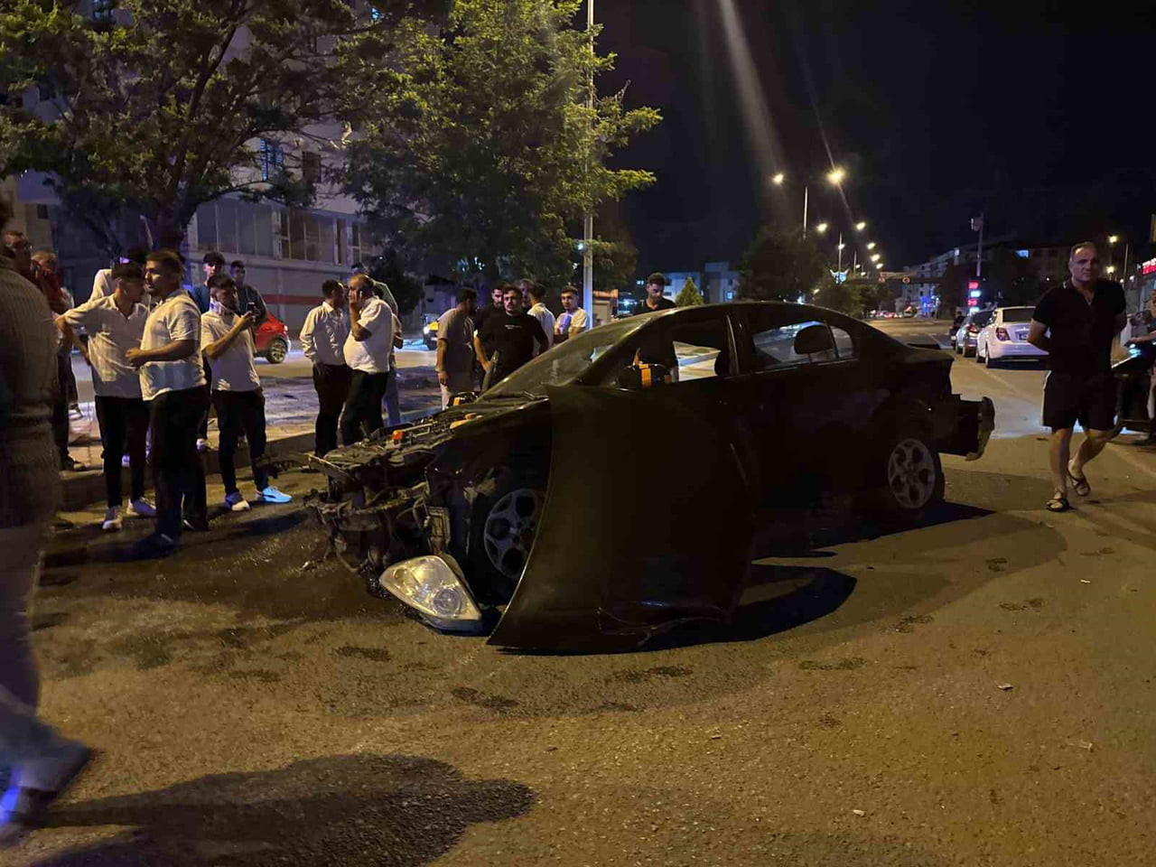 IĞDIR'DA GECE SAATLERİNDE MEYDANA GELEN TRAFİK KAZASINDA, KONTROLDEN ÇIKAN OTOMOBİL ORTA REFÜJDEKİ...