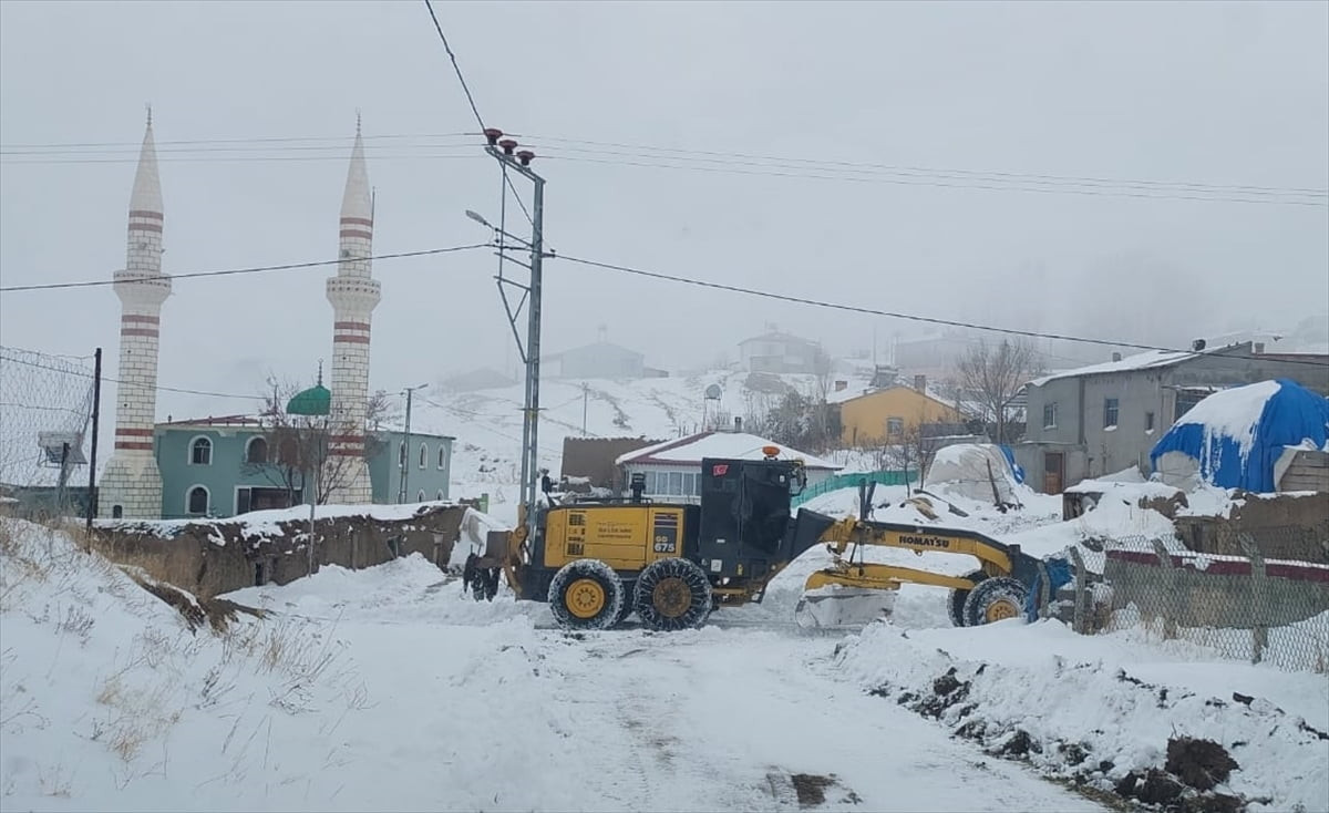 Iğdır'da kar yağışı ve tipi nedeniyle ulaşıma kapanan 56 köyden 47'sine, sürdürülen karla mücadele...