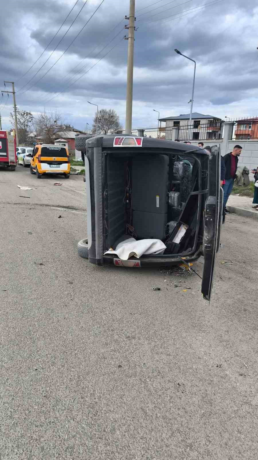 IĞDIR'DA KAZA: ARAÇ TAKLA ATTI, 2 YARALI