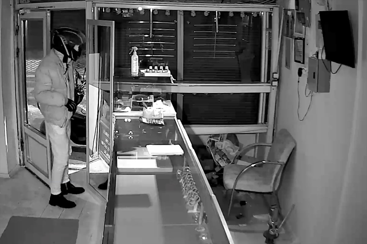 Iğdır'da kuyumcuyu soyarak aldıkları altın ve paralarla lüks cip satın alan 3 şüpheli yakalandı....