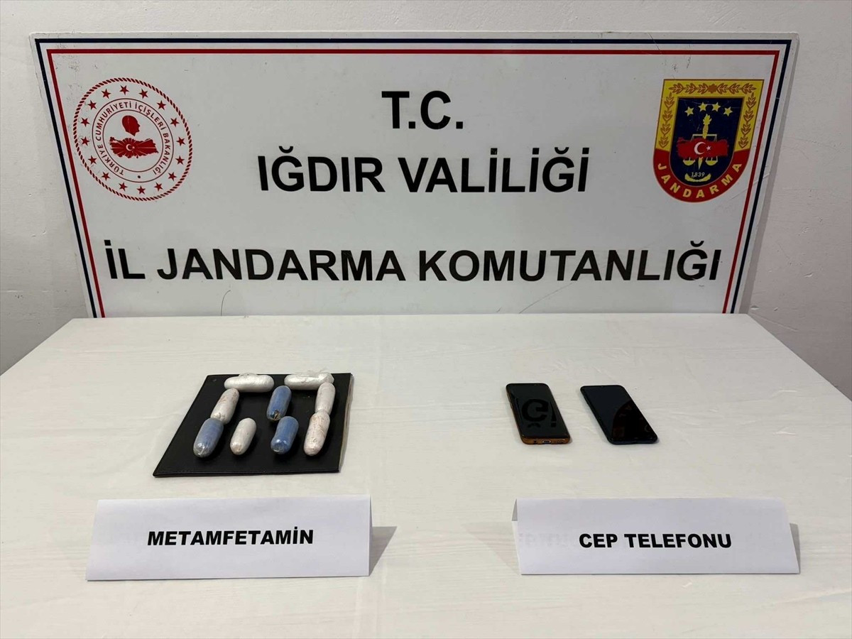Iğdır'da uyuşturucu madde ticareti yaptıkları iddiasıyla gözaltına alınan 2 İran uyruklu zanlı...