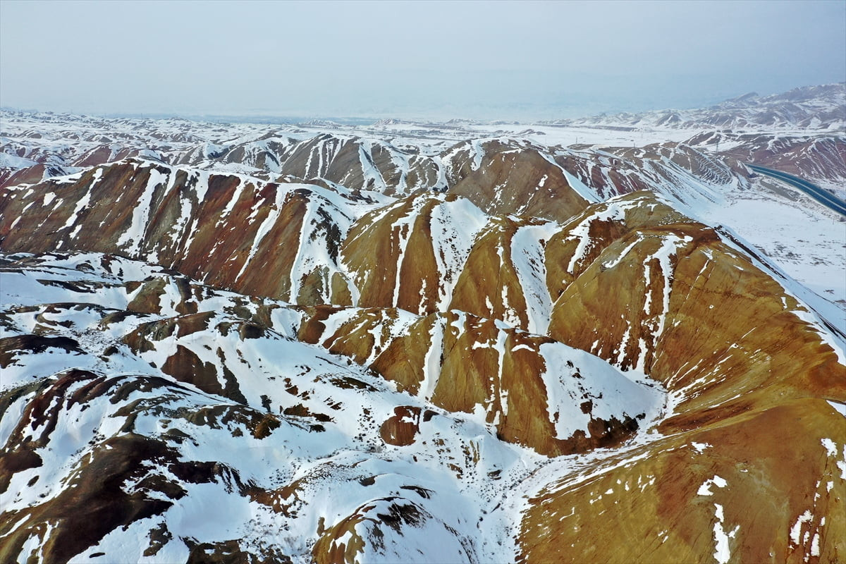 Iğdır'daki Gökkuşağı Tepeleri, bölgede etkili olan karın ardından beyaza büründü.