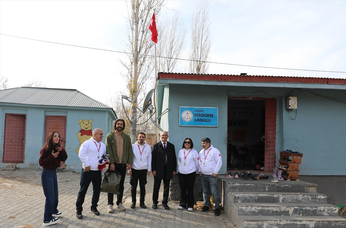 Iğdır'ın dağ köylerinde eğitim gören 500 öğrenciye bot ve mont desteği sağlandı. Merkezi...