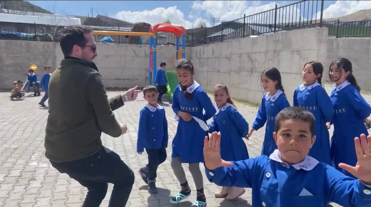IĞDIR'IN TUZLUCA İLÇESİNE BAĞLI GÜLAHMET İLKOKULU'NDA ÖĞRENCİLERİN ÖĞRETMENLERİYLE BİRLİKTE...