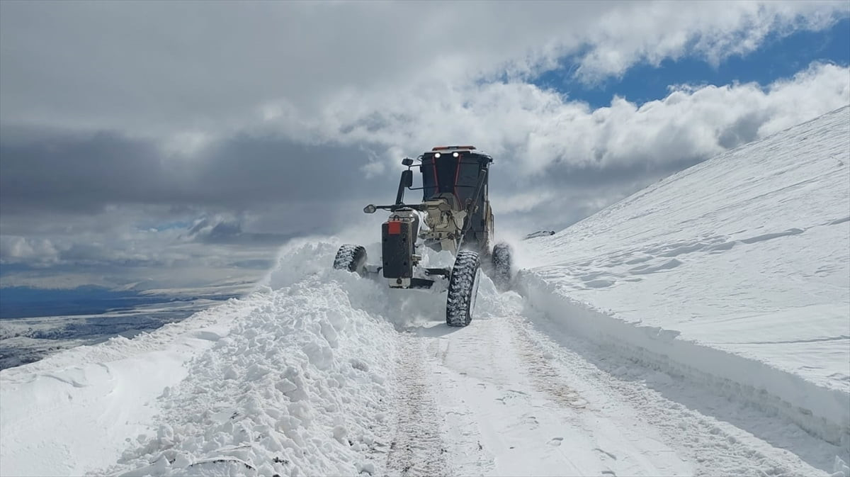Iğdır'ın yüksek kesimli bölgelerinde etkili olan kar yağışı ve tipi nedeniyle 34 köy yolu ulaşıma...