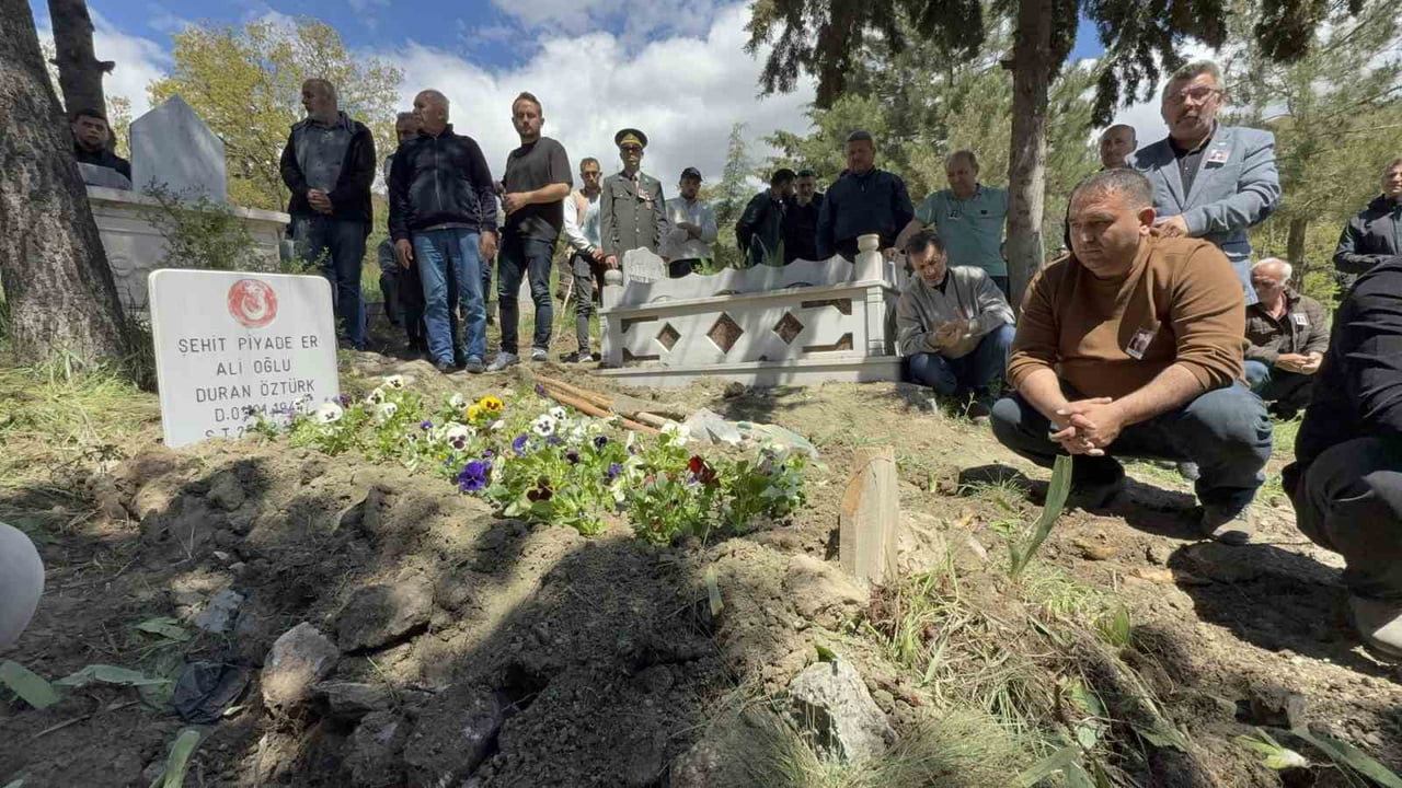 IĞDIR’DA 1965 YILINDA ŞEHİT OLARAK KİMSESİZLER MEZARLIĞINA DEFNEDİLEN ONBAŞI DURAN ÖZTÜRK’ÜN...
