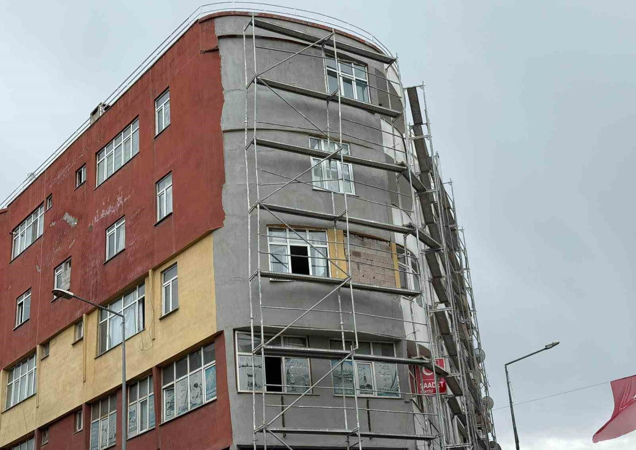 IĞDIR’DA BİNADAKİ DIŞ CEPHE ÇALIŞMASINDA GÜVENLİK İHMALİ