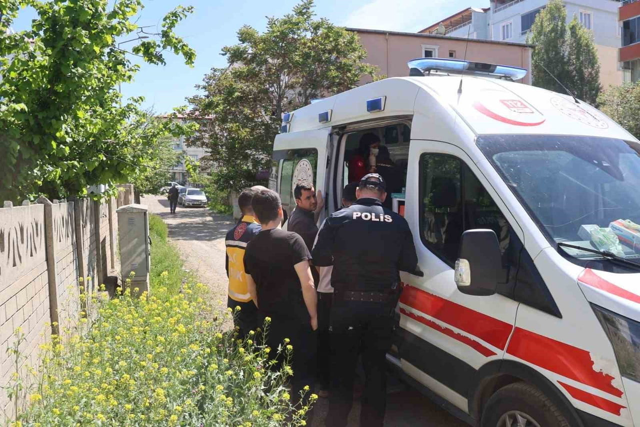IĞDIR’DA BİR APARTMANIN ÇATI KATINDA ÇIKAN YANGINDA ANNE İLE DOWN SENDROMLU ÇOCUĞU DUMANDAN...