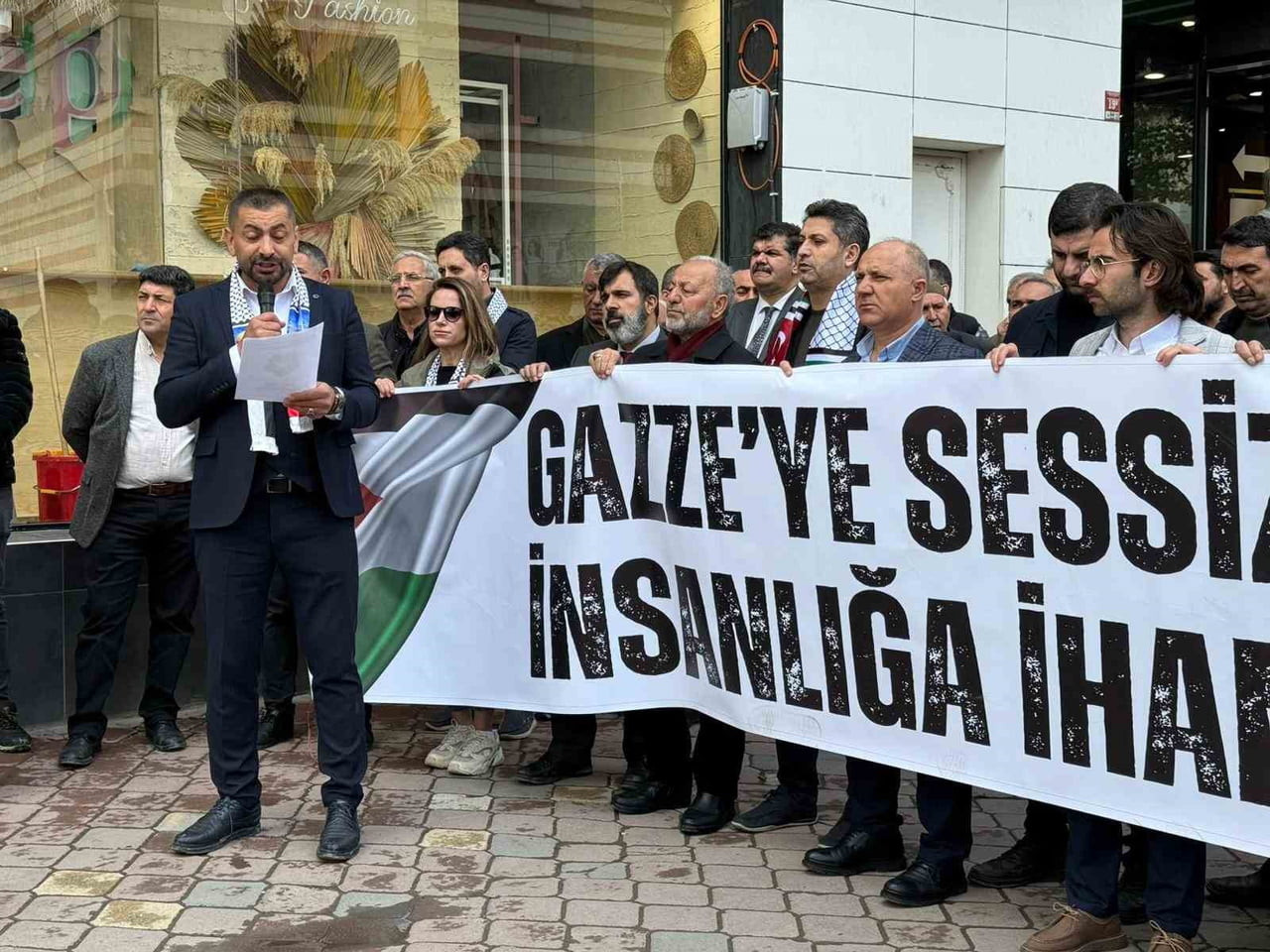 IĞDIR’DA CUMA NAMAZI SONRASI FİLİSTİN’E DESTEK AÇIKLAMASI