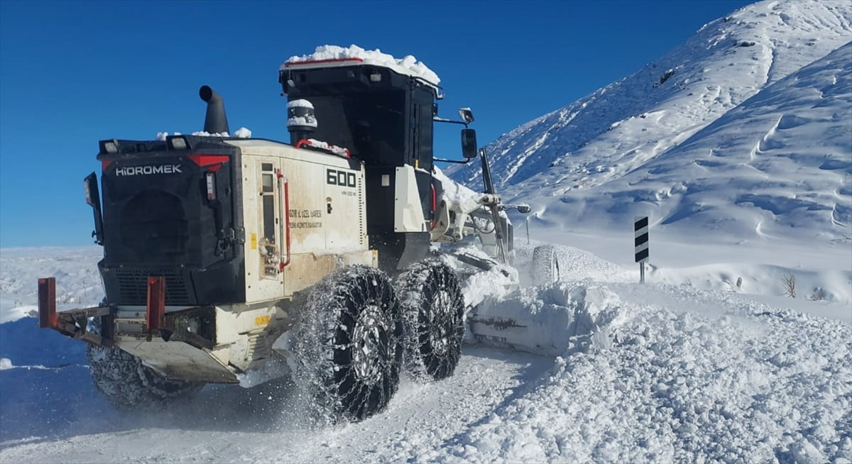Iğdır’da etkili olan kar yağışı ve tipi nedeniyle kapanan 24 köyün yolu yeniden ulaşıma...