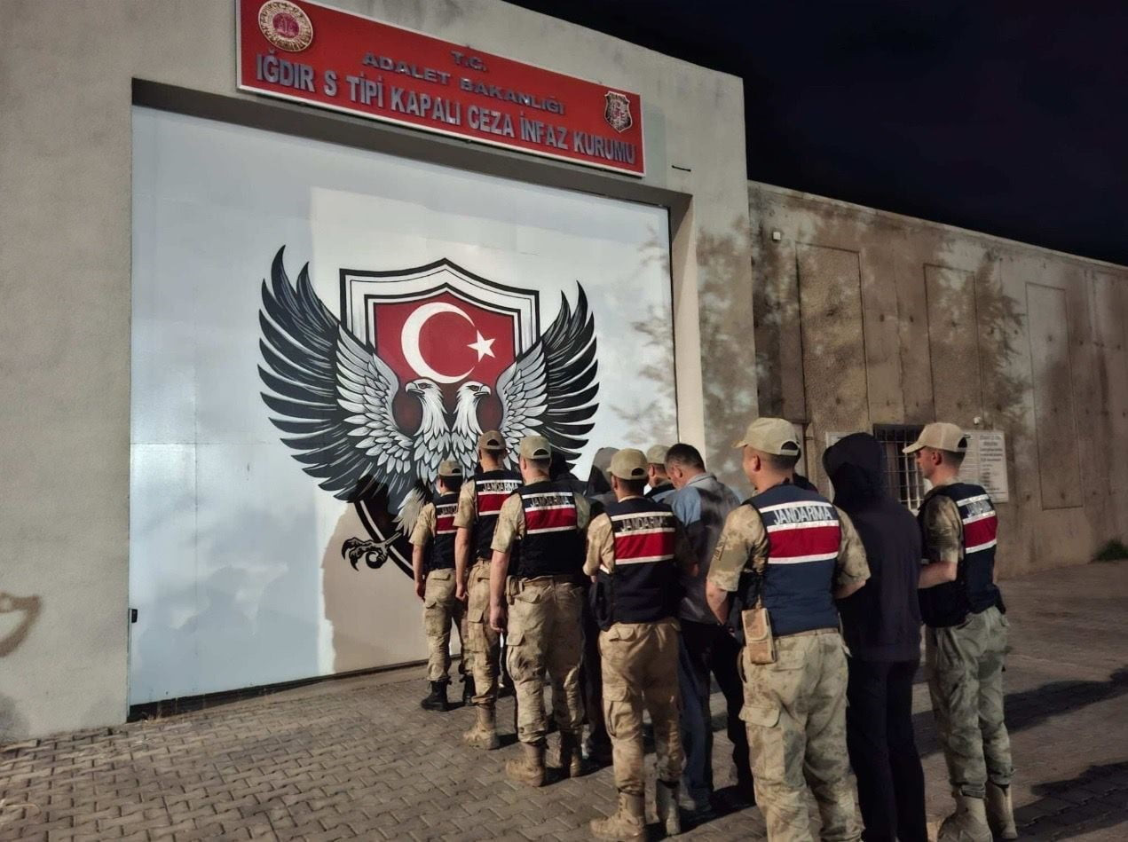 IĞDIR’DA GÖÇMEN KAÇAKÇILIĞI OPERASYONU: 5 ORGANİZATÖR TUTUKLANDI