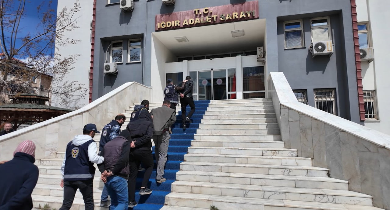 IĞDIR’DA GÖÇMEN KAÇAKÇILIĞI ŞEBEKESİNE BÜYÜK DARBE: 7 TUTUKLAMA