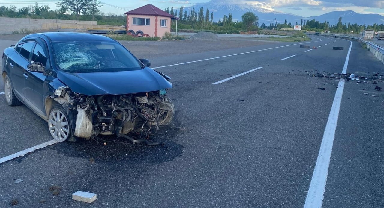 IĞDIR’DA OTOMOBİLİN REFÜJE ÇARPMASI SONUCU MEYDANA GELEN TRAFİK KAZASINDA 3 KİŞİ...