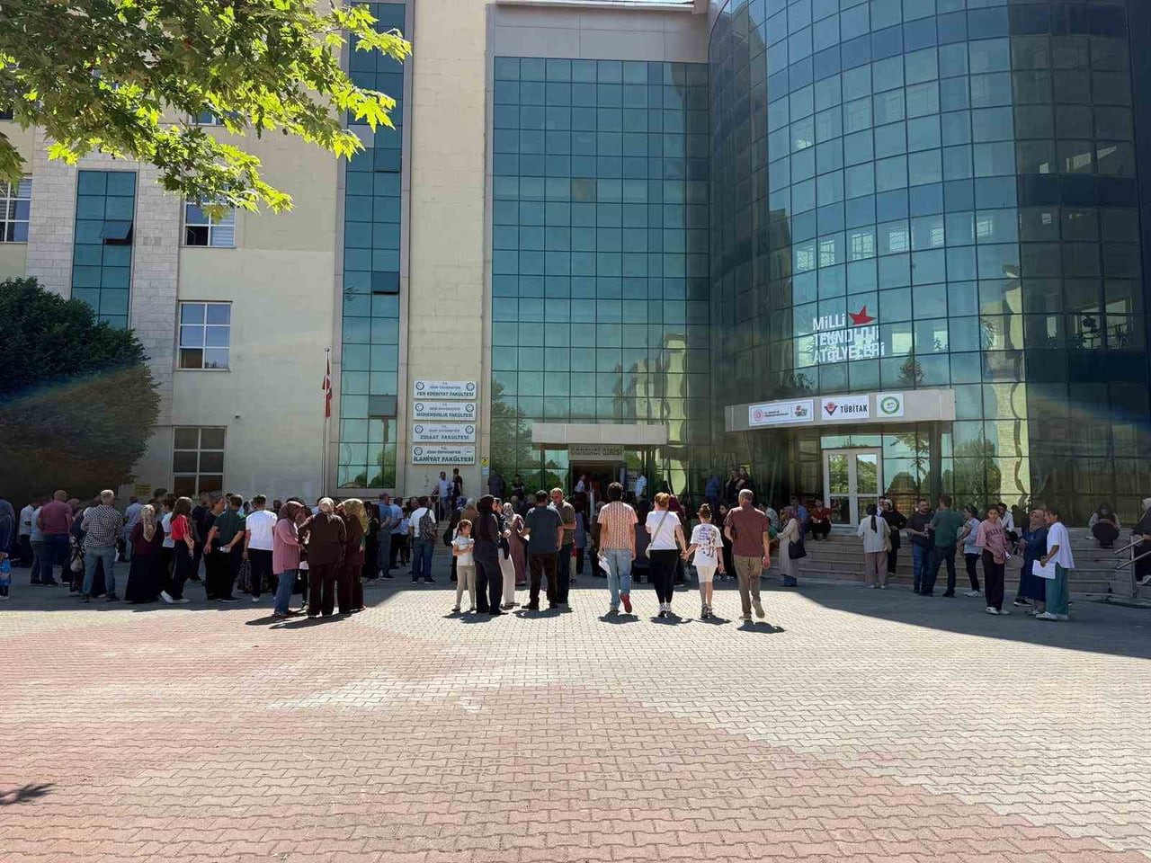 IĞDIR’DA YKS HEYECANI: AİLELER DE ÖĞRENCİLERLE BİRLİKTE TER DÖKTÜ