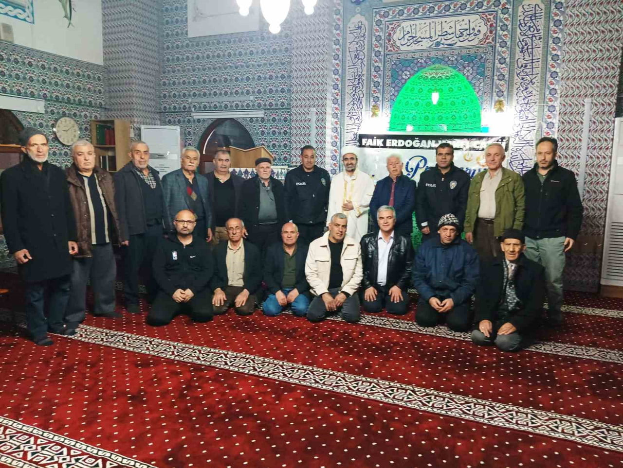 İHBAR ÜZERİNE CAMİYE GELEN POLİSLER SÜRPRİZ KUTLAMAYLA KARŞILAŞTI