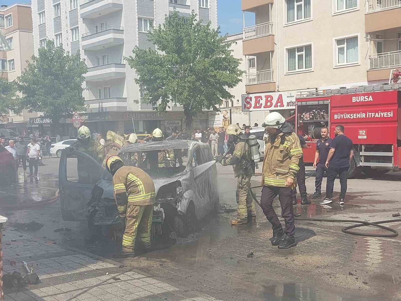 İHBAR ÜZERİNE OLAY YERİNE SEVK EDİLEN İTFAİYE EKİPLERİ, YANGINA KISA SÜREDE MÜDAHALE EDEREK...