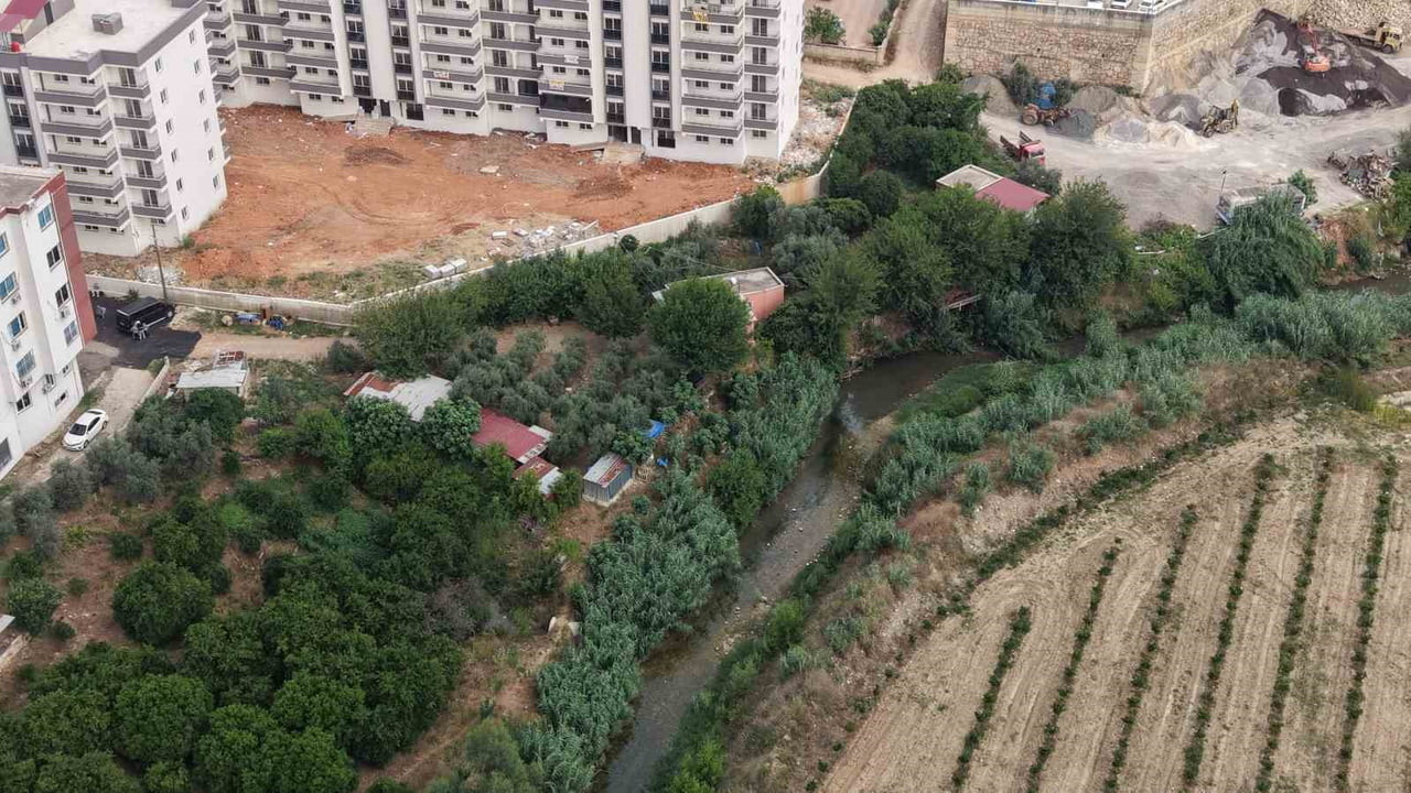 İHLAS HABER AJANSI TARAFINDAN DRONE İLE GÖRÜNTÜLENEN BÖLGEDE, BİNALARDAN GELEN KANALİZASYON...