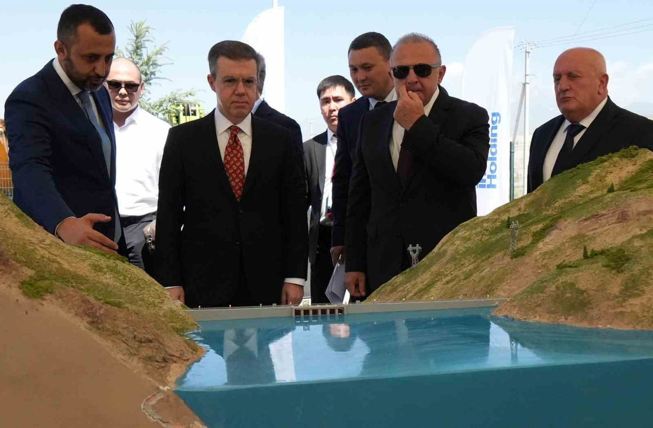 İHLAS HOLDİNG YÖNETİM KURULU BAŞKANI AHMET MÜCAHİT ÖREN'E PROJE HAKKINDA SUNUM YAPILDI