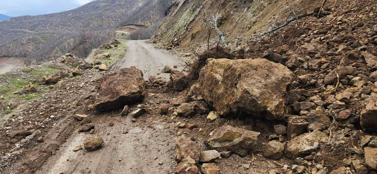 İKARAKOÇAN’DA TOPRAK KAYMASI