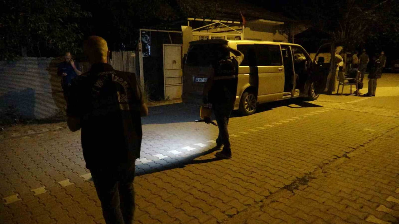 İKİ OĞLUYLA GİTTİĞİ EV BASKININDA BIÇAKLANDI