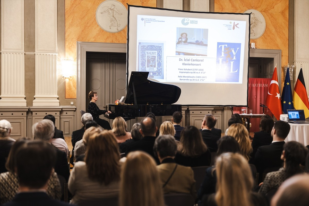 İkinci Dünya Savaşı sırasında kesilen Türk-Alman ilişkilerini canlandırabilmek amacıyla 1955'te...