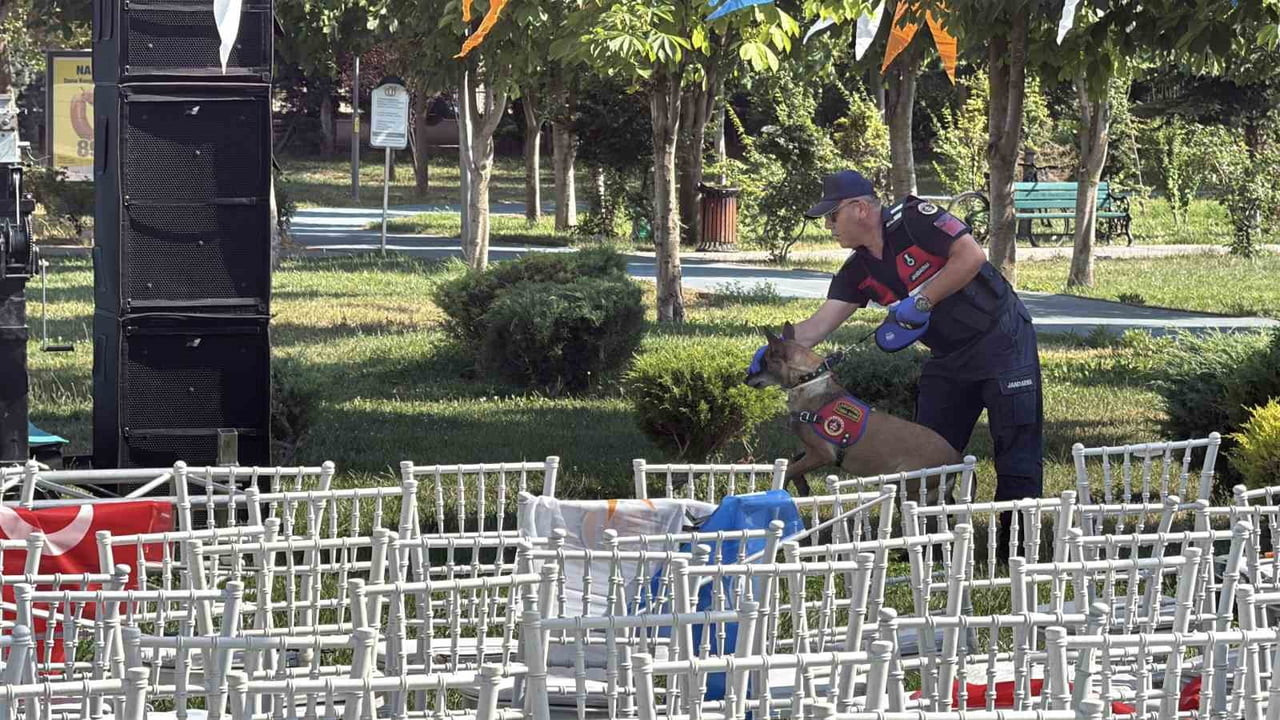 İL DANIŞMA MECLİSİ TOPLANTISI ÖNCESİNDE, DEDE KORKUT PARKI'NDA JANDARMA EKİPLERİ TARAFINDAN HASSAS...
