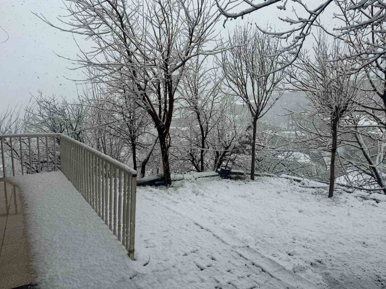 İL GENELİNDE ETKİLİ OLAN YAĞIŞLAR SONRASI CADDE VE SOKAKLAR KISA SÜREDE BEYAZA BÜRÜNDÜ