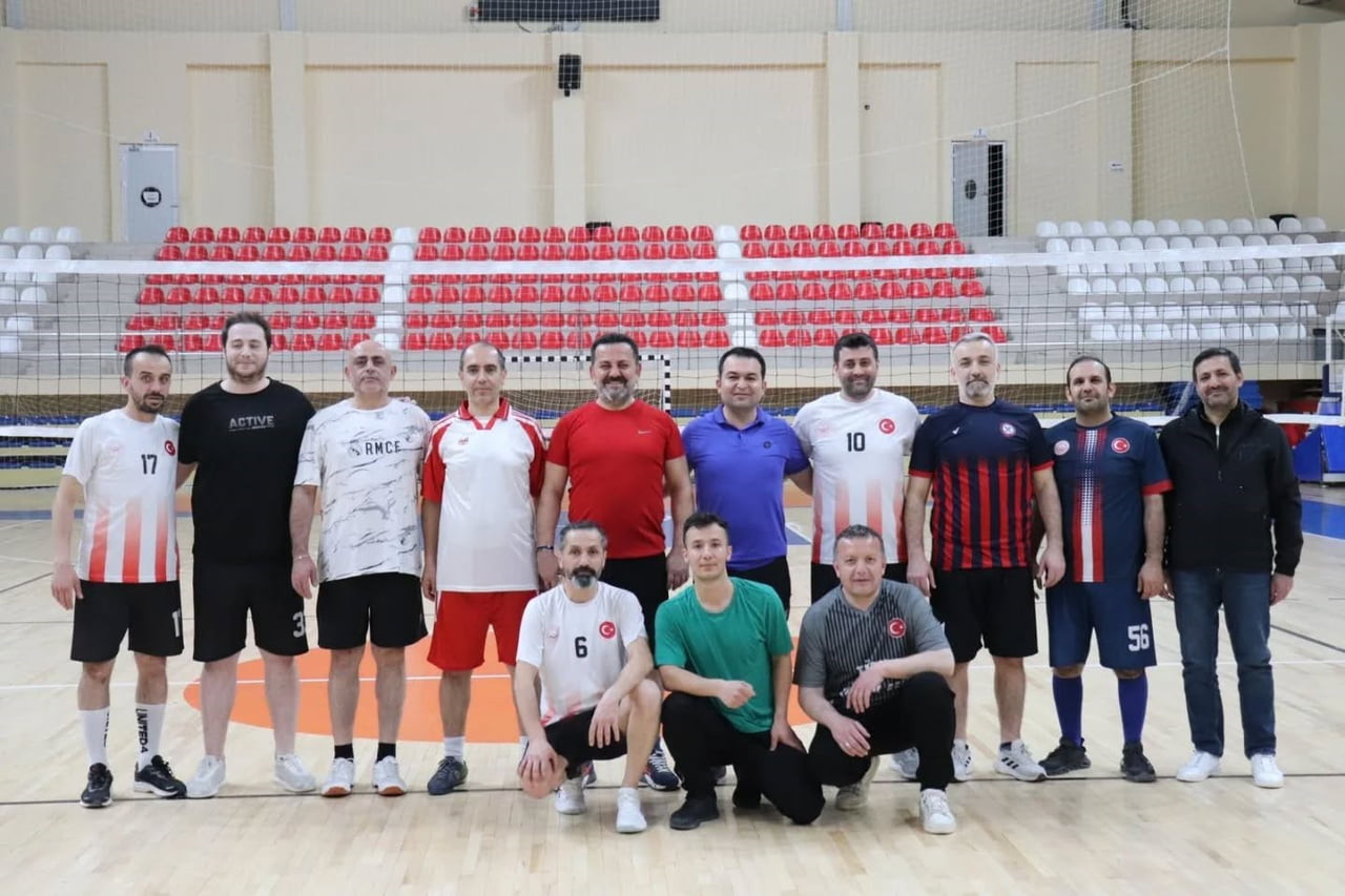 İL MÜDÜRÜ İLHAN, PERSONELLERLE VOLEYBOLDA BULUŞTU