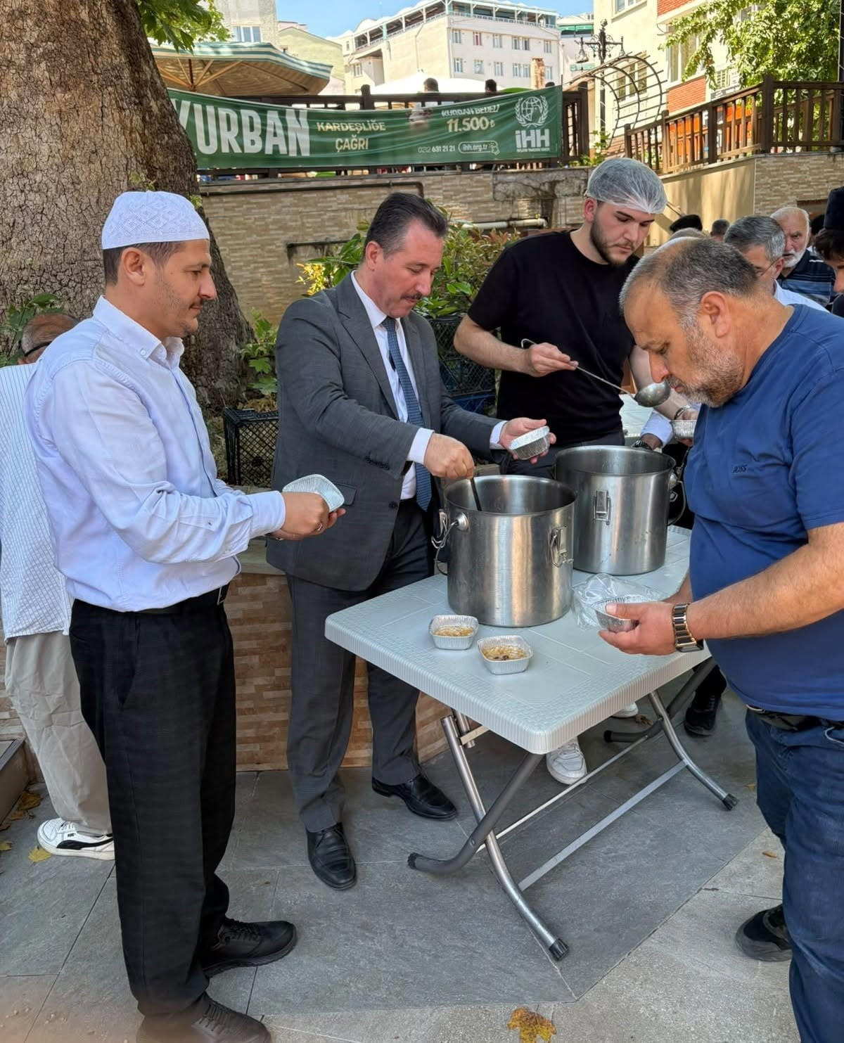 İL MÜFTÜSÜ DİLEK KAZAN BAŞINA GEÇEREK AŞURE DAĞITTI