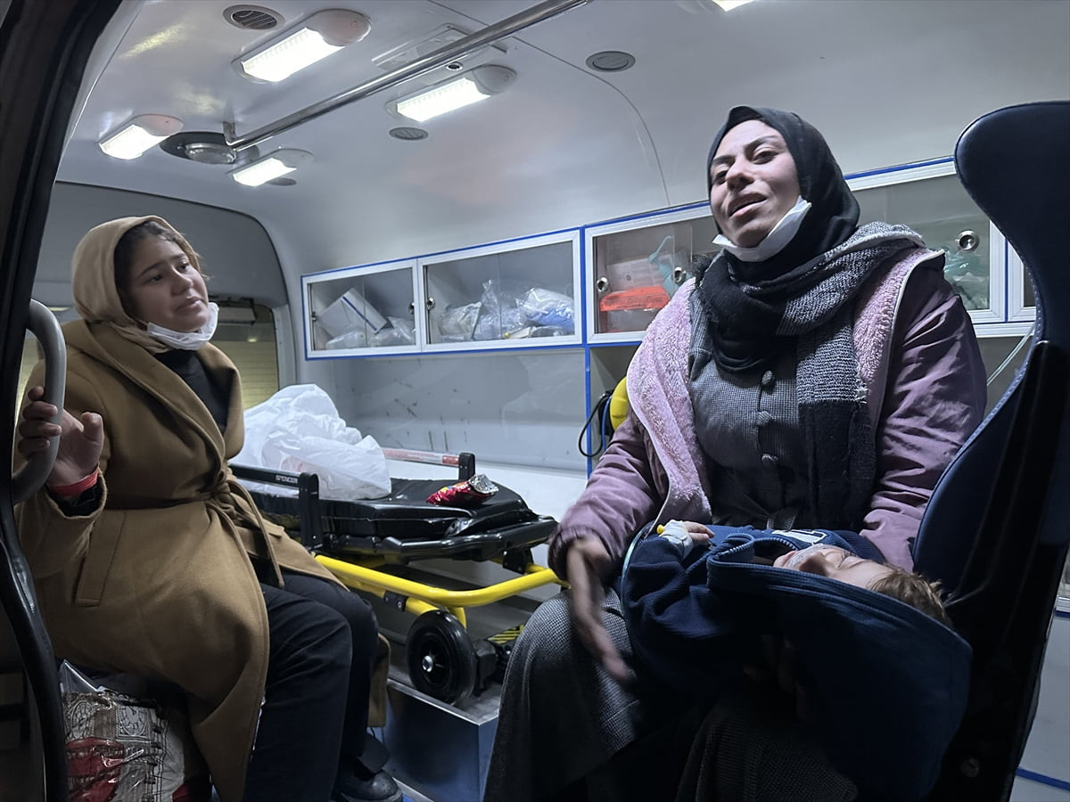 İlaç yetersizliğinden bir oğlunu kaybeden Gazzeli aile, sınırda gözaltına alınan eşleri olmadan...