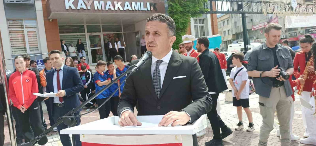 İLÇE GENÇLİK VE SPOR MÜDÜRÜ GÜNÜN ANLAM VE ÖNEMİNİ BELİRTEN KONUŞMASINI...