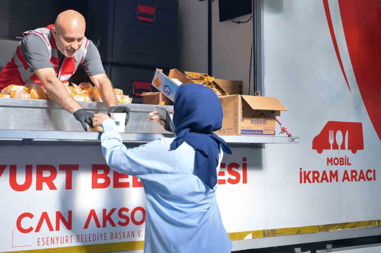 İLÇE GENELİNDE SINAV YAPILAN OKULLARDA GÖREV ALAN BELEDİYE EKİPLERİ, HEM İKRAM HİZMETLERİ SUNDU...