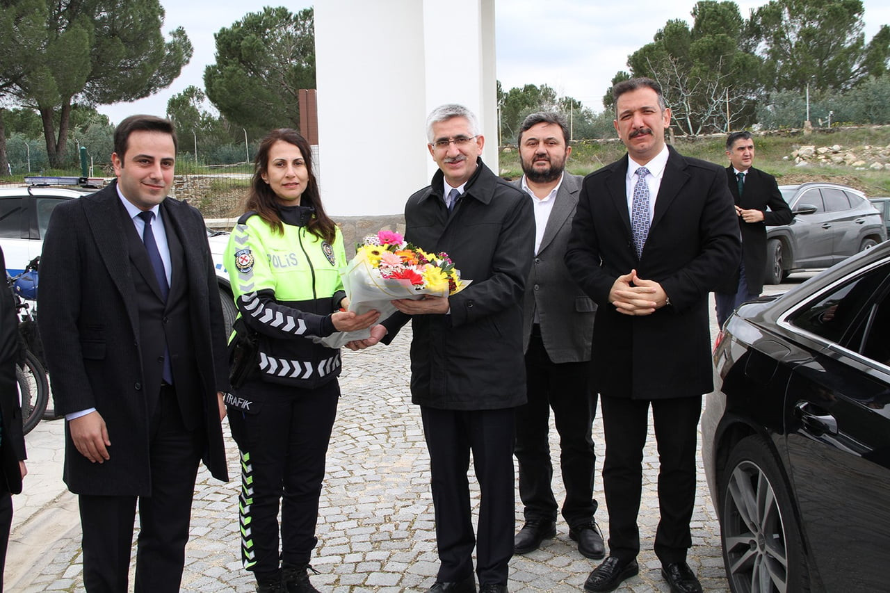 İLÇEDE GÖREV YAPAN POLİSLER VE EŞLERİYLE BİR ARAYA GELEN YILMAZ, PROGRAMIN ARDINDAN KAMP ALANINI...