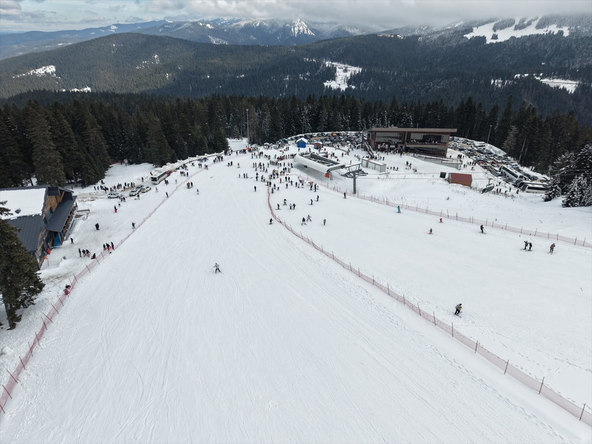Ilgaz Dağı'nda bulunan Yurduntepe Kayak Merkezi'ne gelen ziyaretçiler, kayak yapıp oyun havaları...