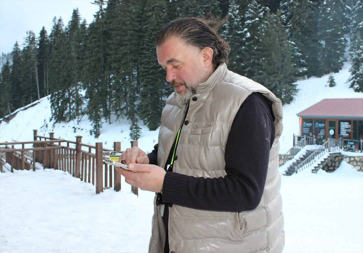 Ilgaz Dağı'nda bulunan Yurduntepe Kayak Merkezi'ni ziyaret eden vatandaşlar, Anadolu Ajansının...