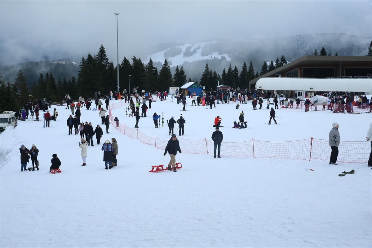  Ilgaz Dağı'ndaki Yurduntepe Kayak Merkezi'nde hafta sonu nedeniyle yoğunluk yaşandı.