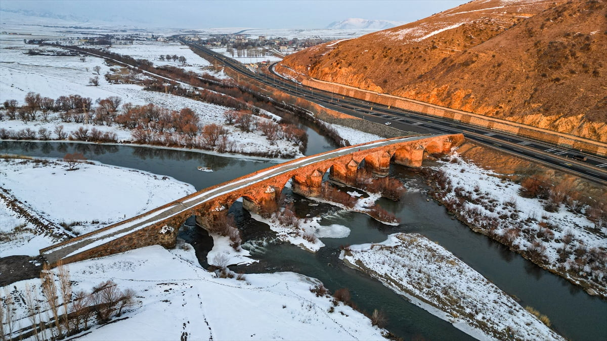  İlhanlı Devleti döneminde Erzurum'un Köprüköy ilçesinde yaptırılan tarihi Çobandede Köprüsü...
