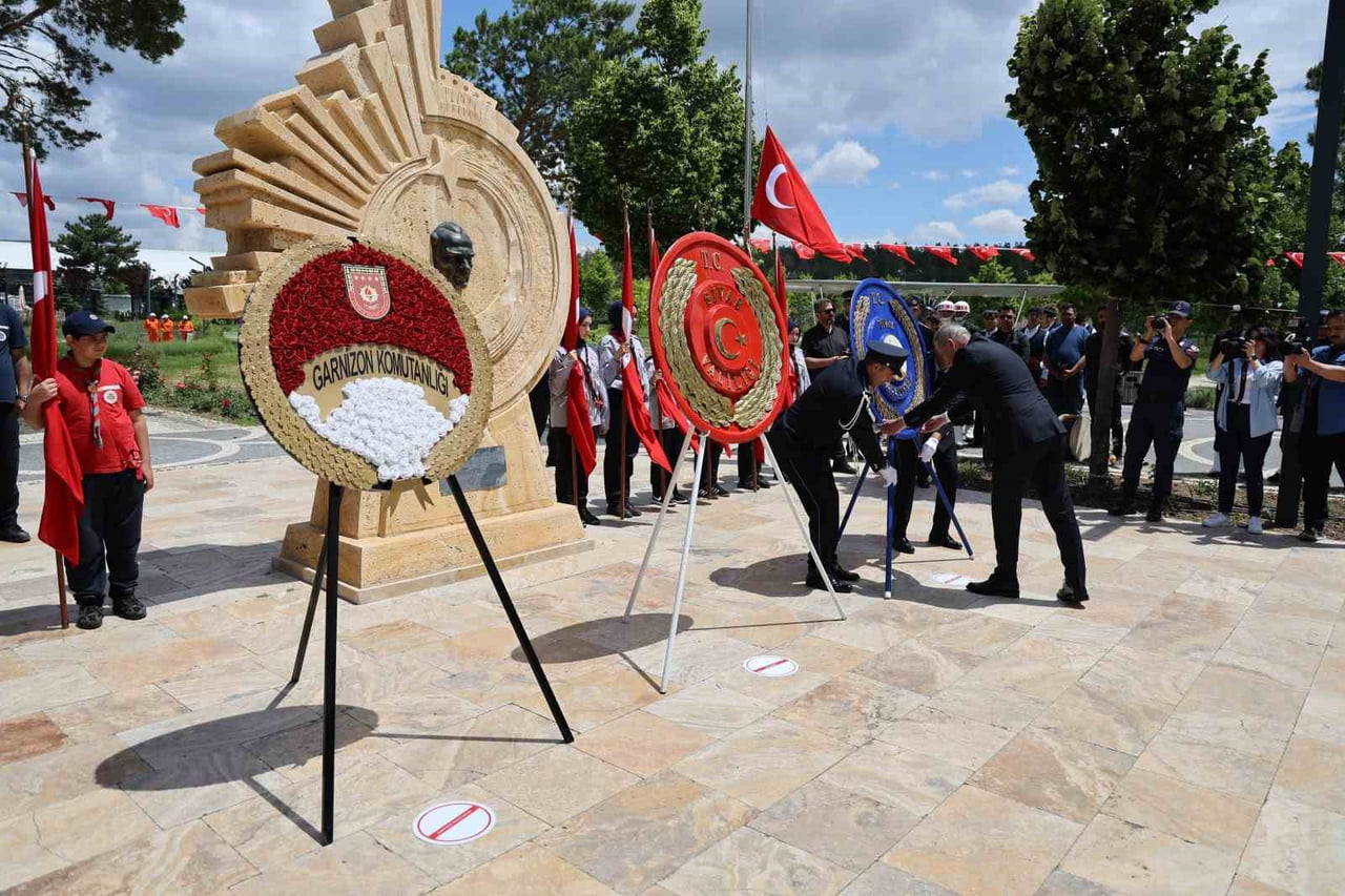 İLK ADIM ANITI'NDA TÖREN DÜZENLENDİ