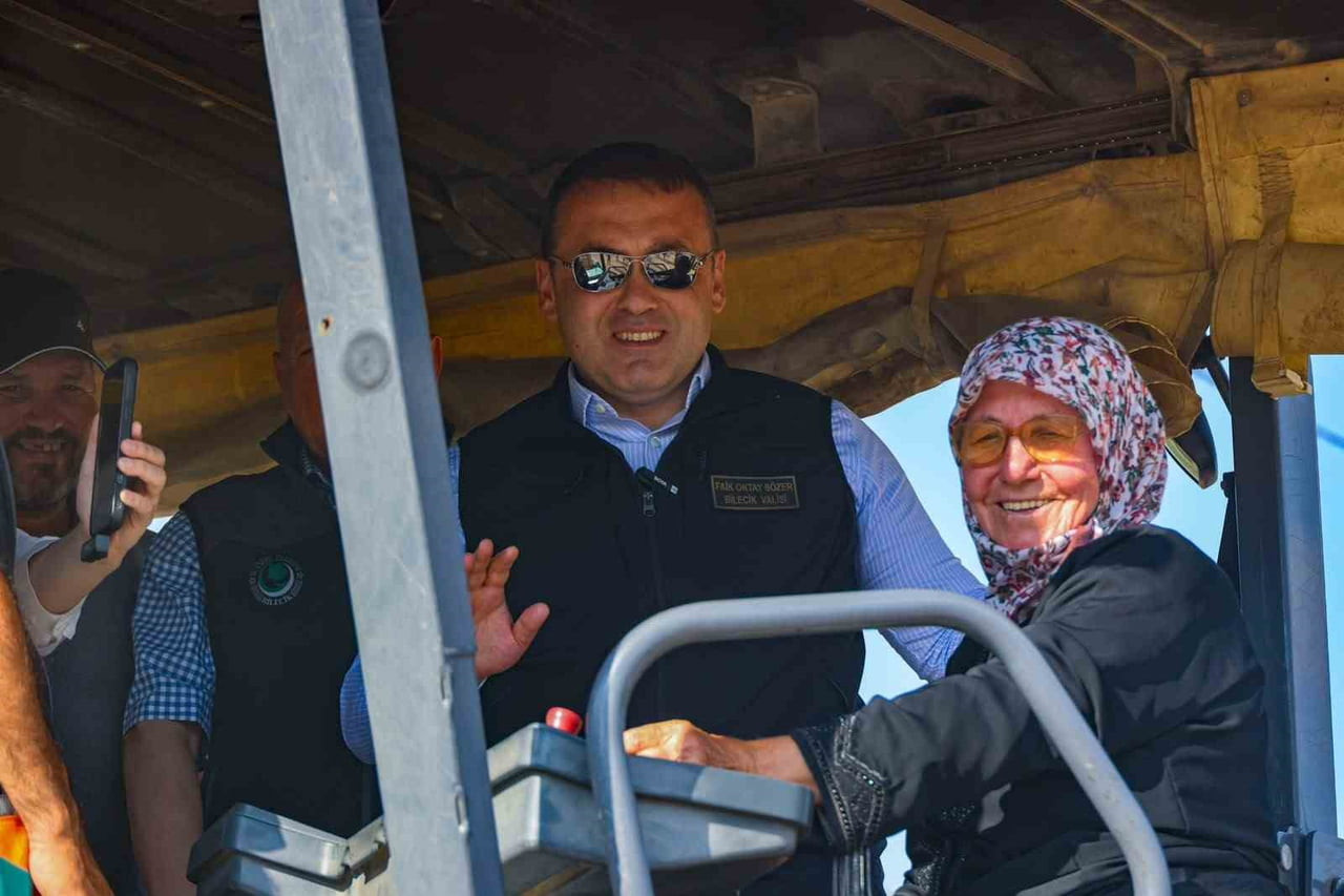 İLK ASFALTI VALİ SÖZER VE 73 YAŞINDAKİ EMİN KARA DÖKTÜ.