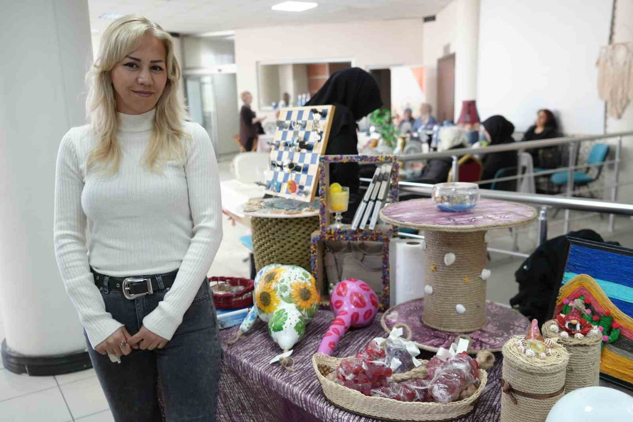 İLKADIM BELEDİYESİNCE DÜZENLENEN 'SIFIR ATIK' SERGİSİNDE ÇÖPE GİDECEKKEN DEĞER KAZANAN ÜRÜNLER...