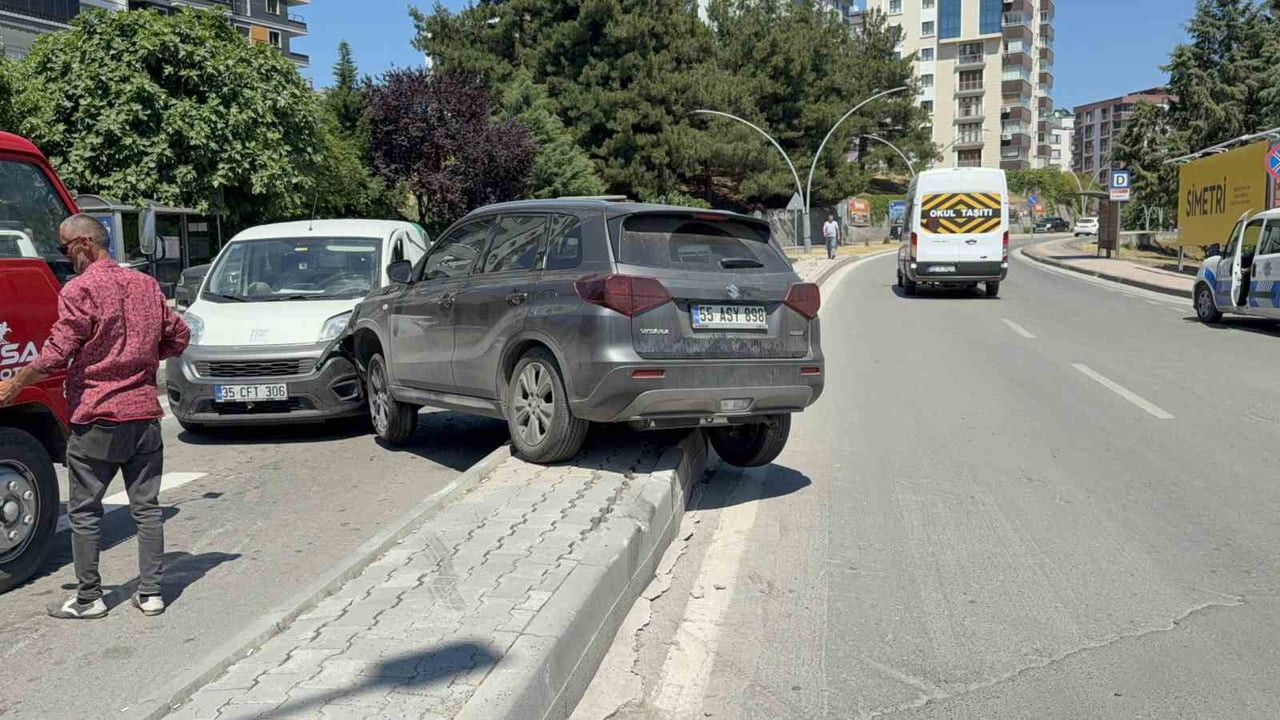 İLKADIM İLÇESİNDE KONTROLDEN ÇIKARAK KARŞI ŞERİDE GEÇEN SUV İLE HAFİF TİCARİ ARACIN ÇARPIŞTIĞI...