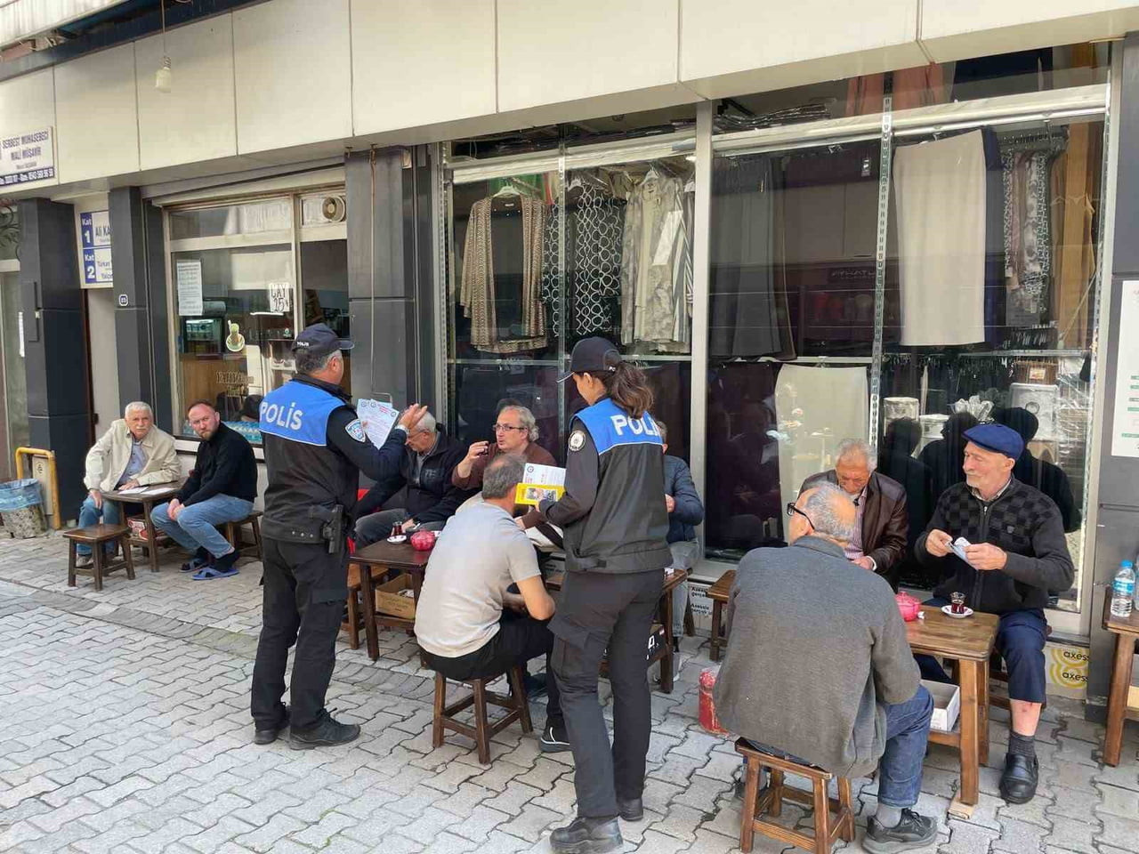 İLKADIM İLÇESİNDE POLİS EKİPLERİNCE YÜRÜTÜLEN BİLGİLENDİRME ÇALIŞMASINDA 327 VATANDAŞA...
