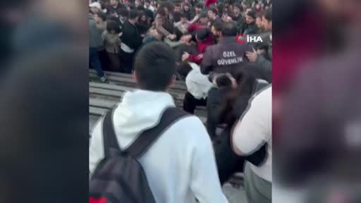 İlkay Akkaya konserinde bayraklı protestoda bulunan öğrencilere saldırı