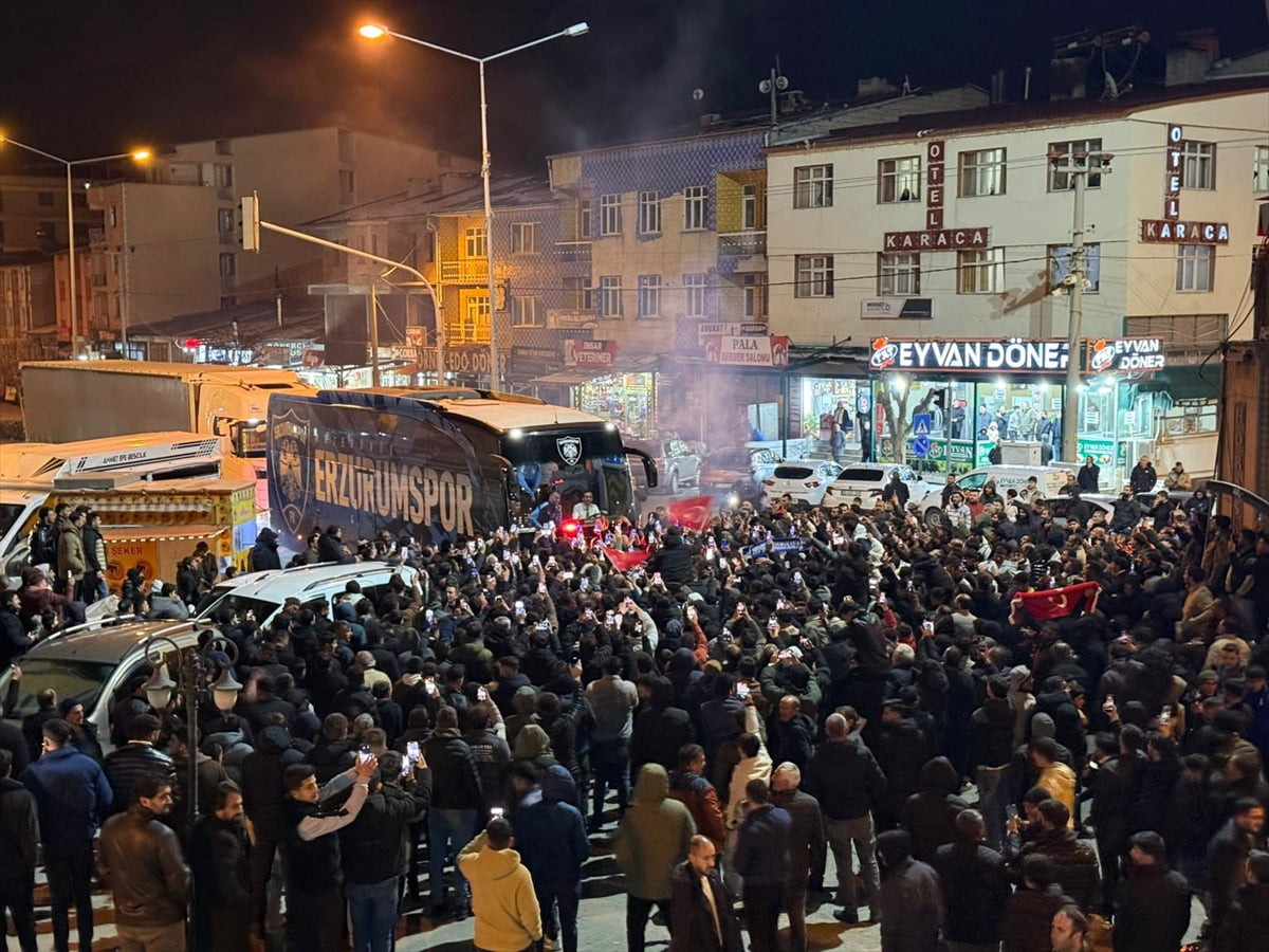 İmaj Altyapı Vanspor FK'yi deplasmanda mağlup eden Trendyol 1. Lig'in lideri Erzurumspor FK...