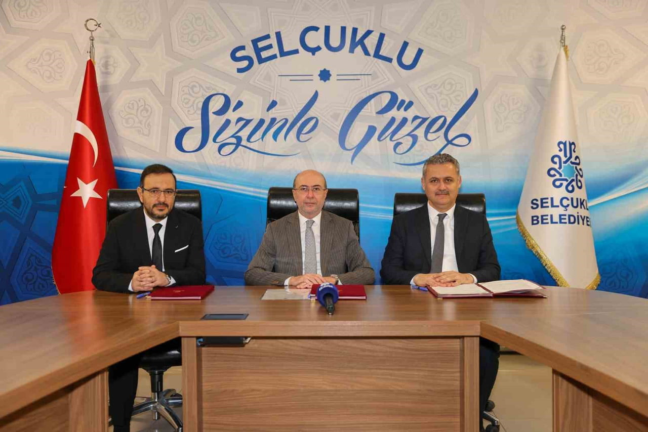 İMZA TÖRENİNE SELÇUKLU BELEDİYE BAŞKANI AHMET PEKYATIRMACI (ORTADA), KONYA İL SAĞLIK MÜDÜRÜ DOÇ....