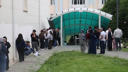 İnci kolyesini çıkartamayınca çakı ile kesmek zorunda kaldı