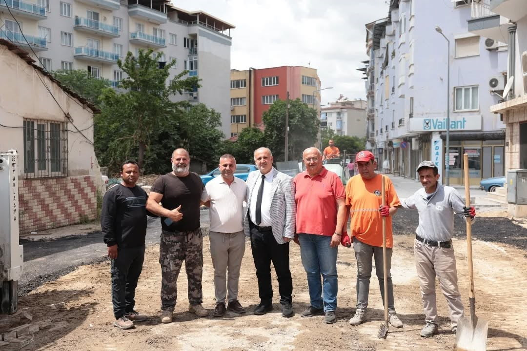 İNCİRLİOVA BELEDİYE BAŞKANI AYTEKİN KAYA, İLÇEDE SÜRDÜRÜLEN ÇALIŞMALARI YERİNDE İNCELEYEREK HEM...