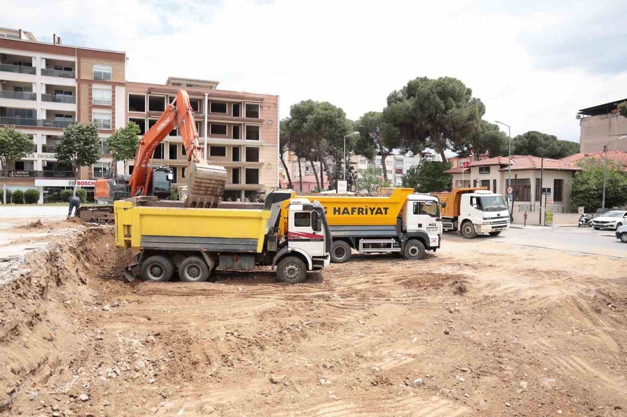 İNCİRLİOVA’NIN YENİ MEYDAN PROJESİ’NDE İLK KAZMA VURULDU