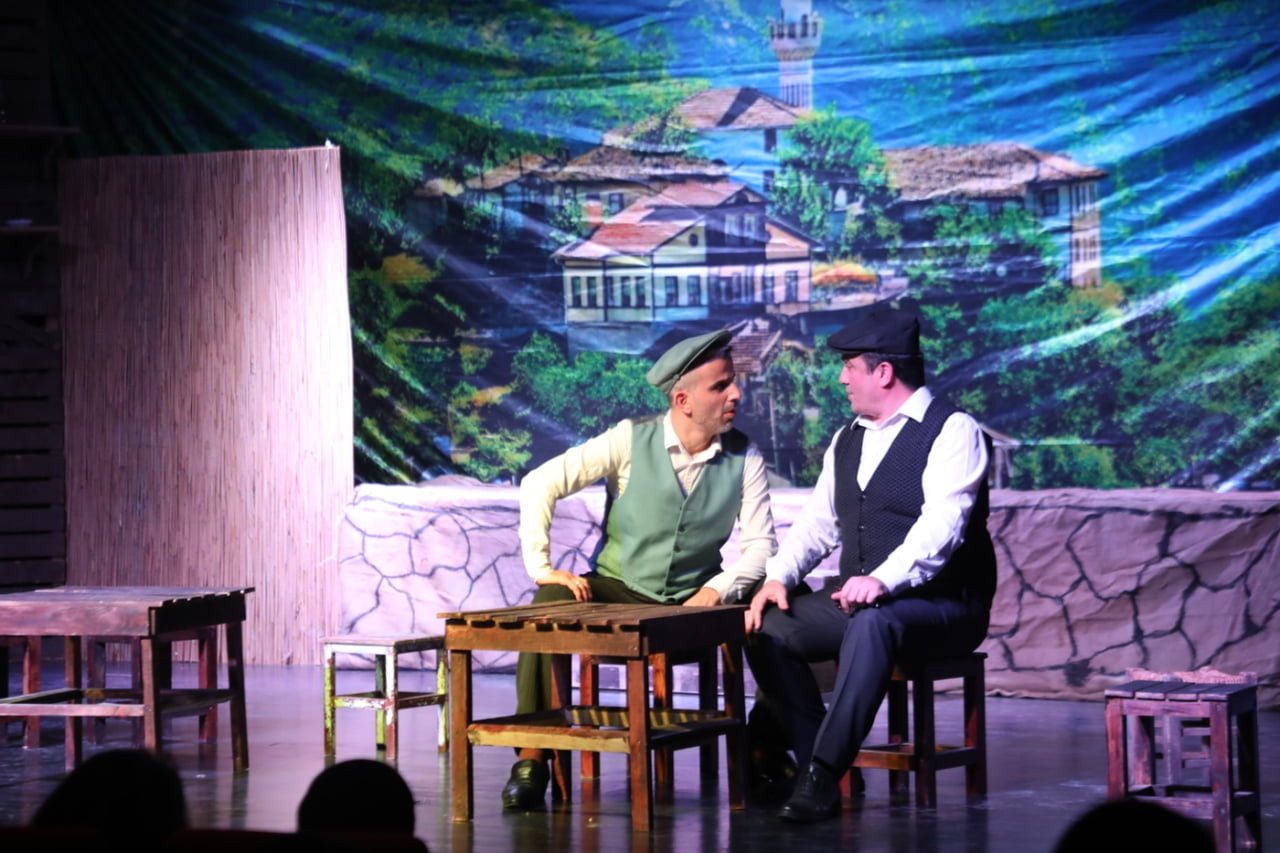 İNEGÖL BELEDİYESİ ŞEHİR TİYATROSU, 27 MART DÜNYA TİYATROLAR GÜNÜNDE "KOMŞU KÖYÜN DELİSİ" İSİMLİ...