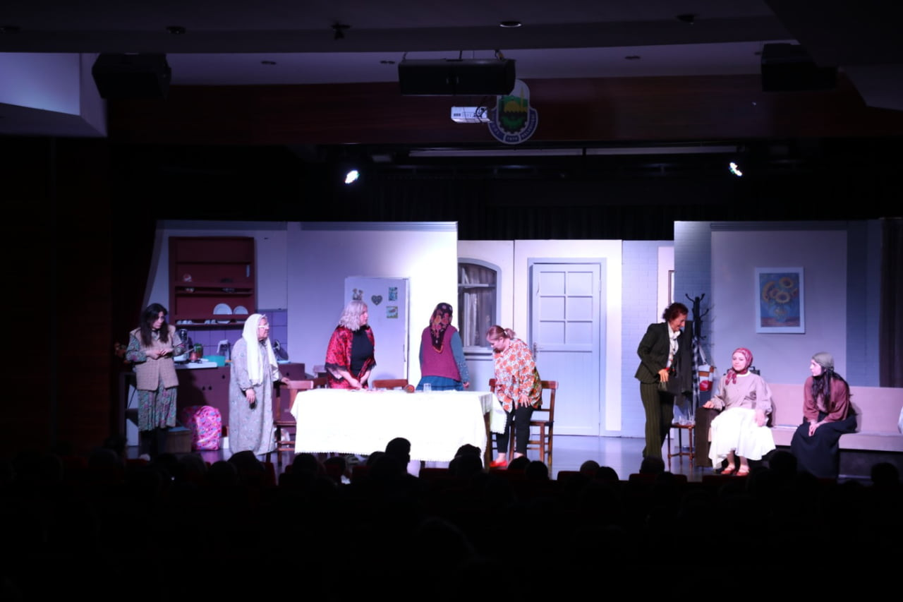 İNEGÖL BELEDİYESİ ŞEHİR TİYATROSU'NUN 22'NCİ GÖSTERİSİ OLARAK BU SEZON REPERTUARINA DAHİL ETTİĞİ...